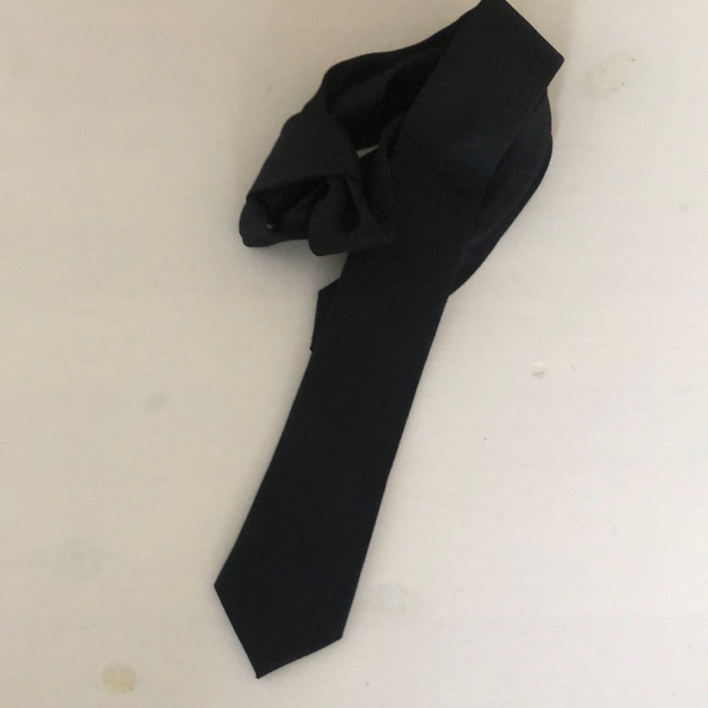 👔 Black thin tie